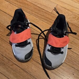 Nike Kyrie Flytrap III SE Kids Sneakers. Gray and Black With Orange Velcro Strap